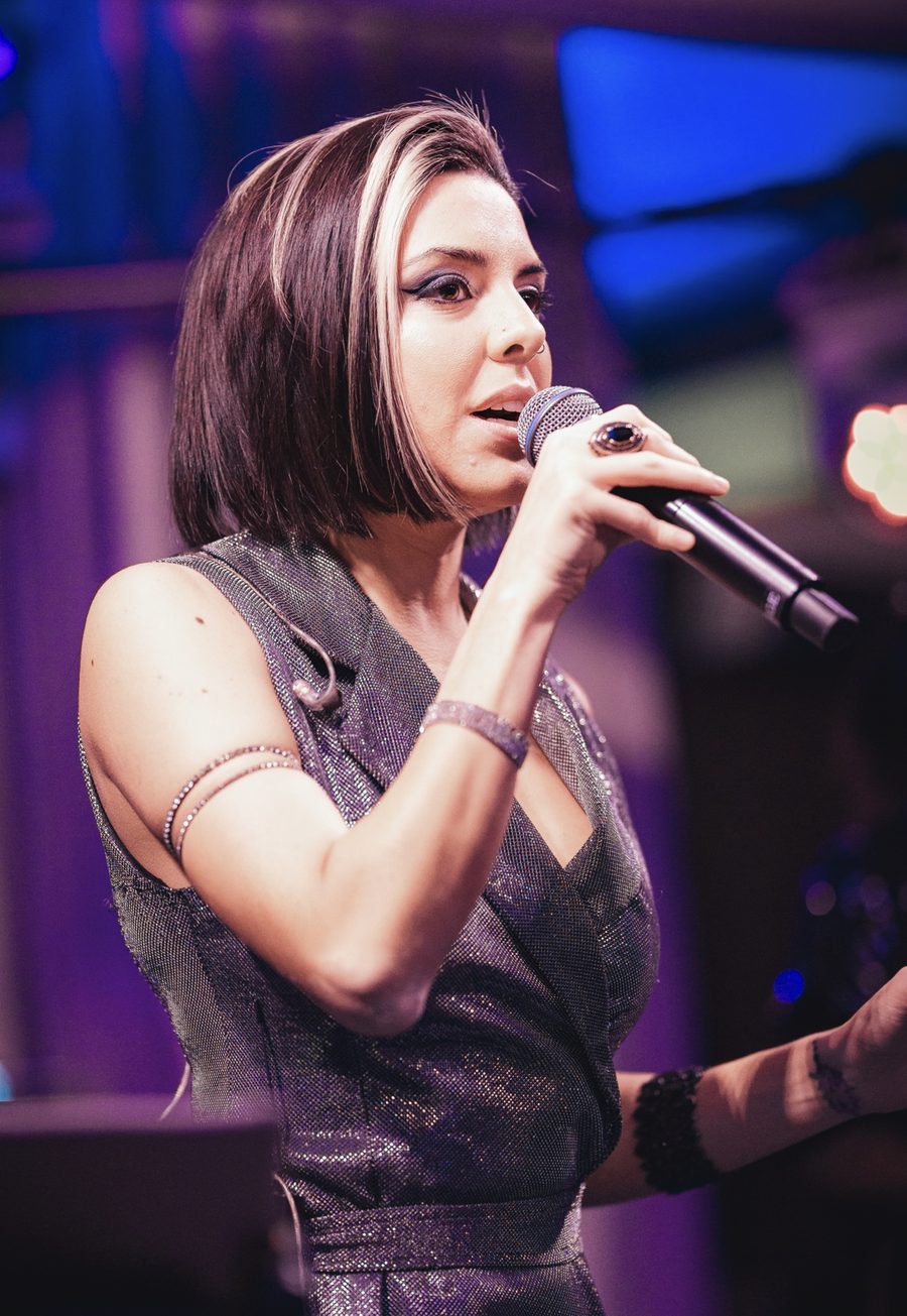 Zurima cantando con micrófono en vivo
